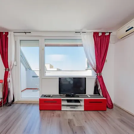 Crowonder Lucky Holiday House With Pool And Patio 30 Meters From The Beach Zadar Exterior photo