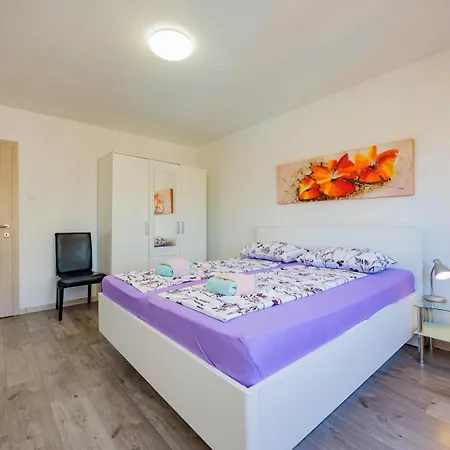 Crowonder Lucky Holiday House With Pool And Patio 30 Meters From The Beach Zadar Exterior photo