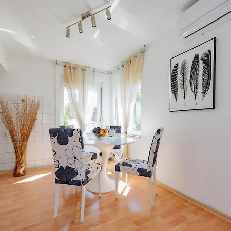 Crowonder Lucky Holiday House With Pool And Patio 30 Meters From The Beach Zadar Exterior photo