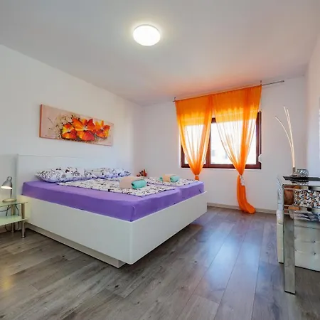 Crowonder Lucky Holiday House With Pool And Patio 30 Meters From The Beach Zadar Exterior photo