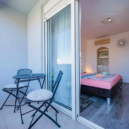 Crowonder Lucky Holiday House With Pool And Patio 30 Meters From The Beach Zadar Exterior photo