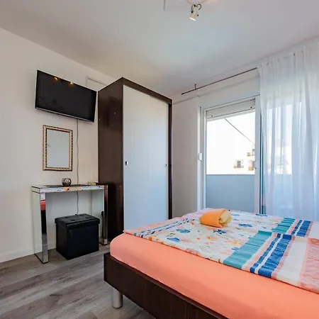Crowonder Lucky Holiday House With Pool And Patio 30 Meters From The Beach Zadar Exterior photo