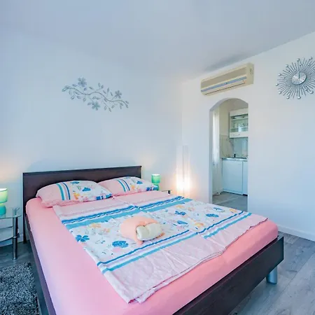 Crowonder Lucky Holiday House With Pool And Patio 30 Meters From The Beach Zadar Exterior photo