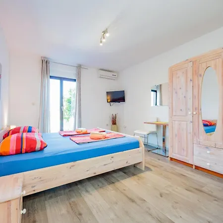 Crowonder Lucky Holiday House With Pool And Patio 30 Meters From The Beach Zadar Exterior photo