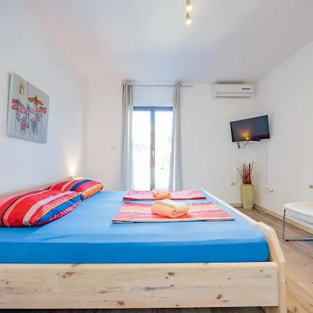 Crowonder Lucky Holiday House With Pool And Patio 30 Meters From The Beach Zadar Exterior photo