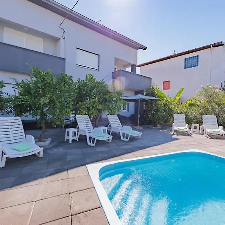 Crowonder Lucky Holiday House With Pool And Patio 30 Meters From The Beach Zadar Exterior photo
