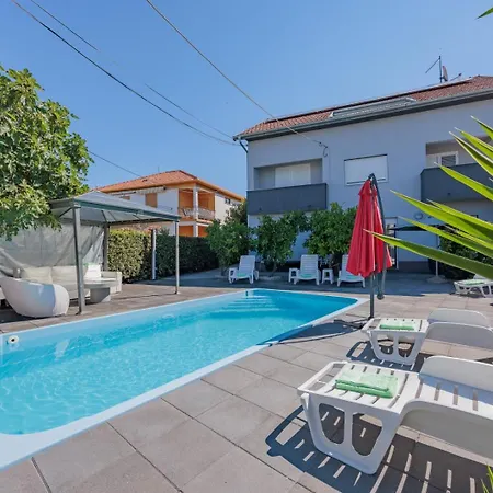 Crowonder Lucky Holiday House With Pool And Patio 30 Meters From The Beach Zadar Exterior photo