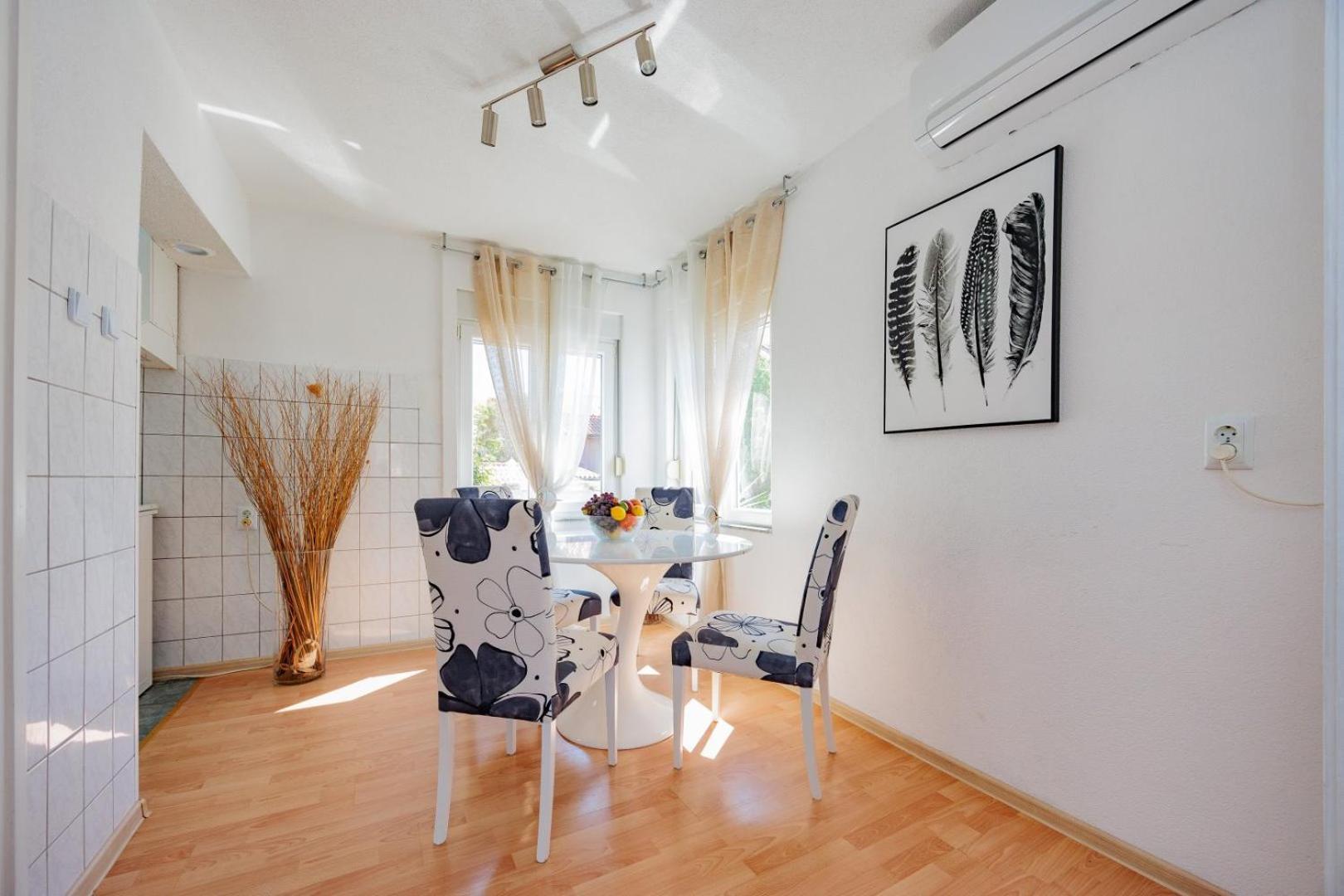 Crowonder Lucky House With Pool And Patio 30 Meters From The Apartmán